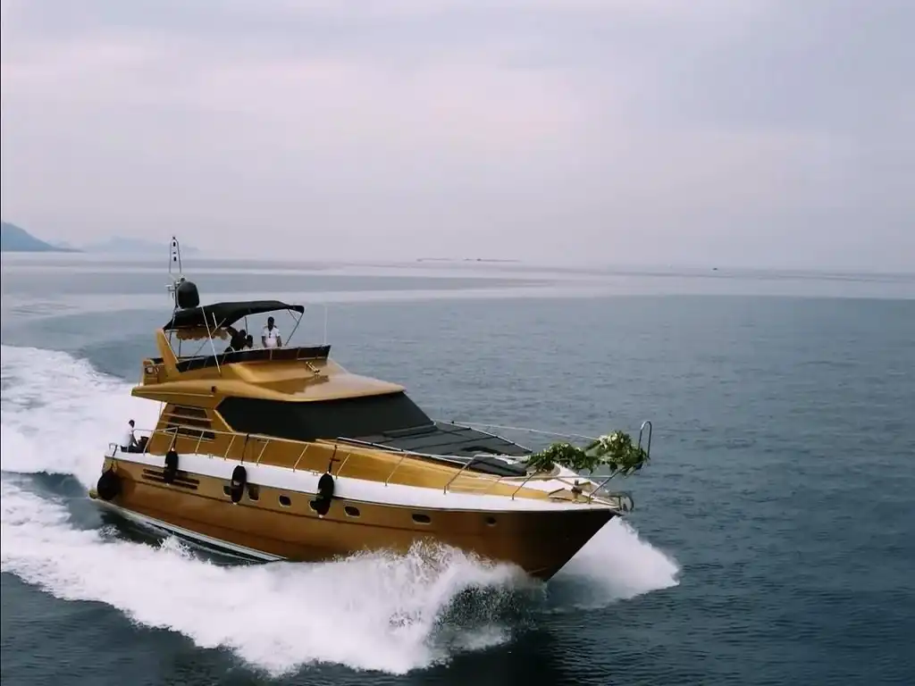 LUXURY REGNUM YACHT